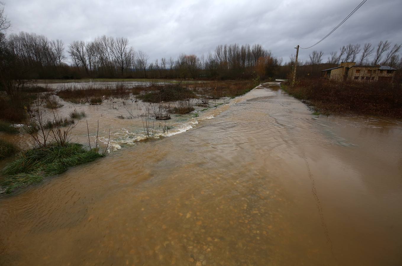 La localidad de Fuentesnuevas, perteneciente a Ponferrada, afectada por el temporal de lluvia.