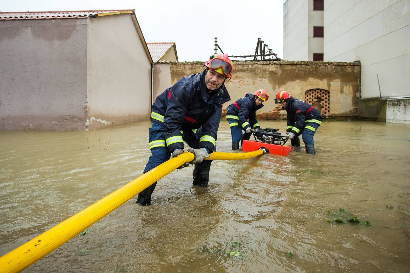 Bomberos de Ciudad Rodrigo achicando agua en una barrio mirobrigense.