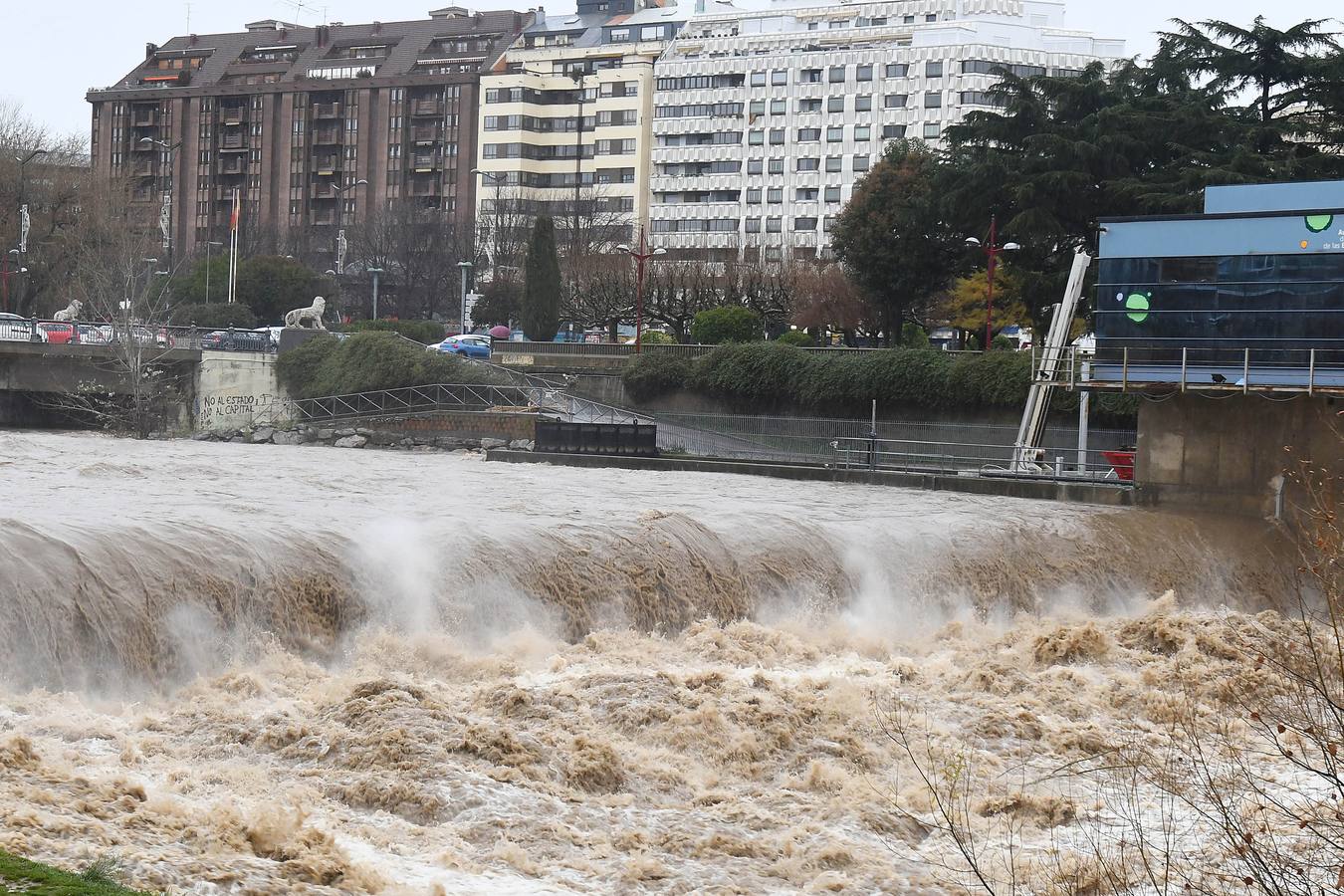 El caudal del río Bernesga se sale de sus márgenes a su paso por la capital leonesa.