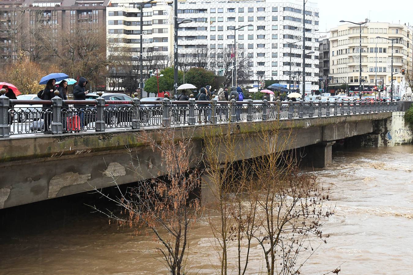 El caudal del río Bernesga se sale de sus márgenes a su paso por la capital leonesa.