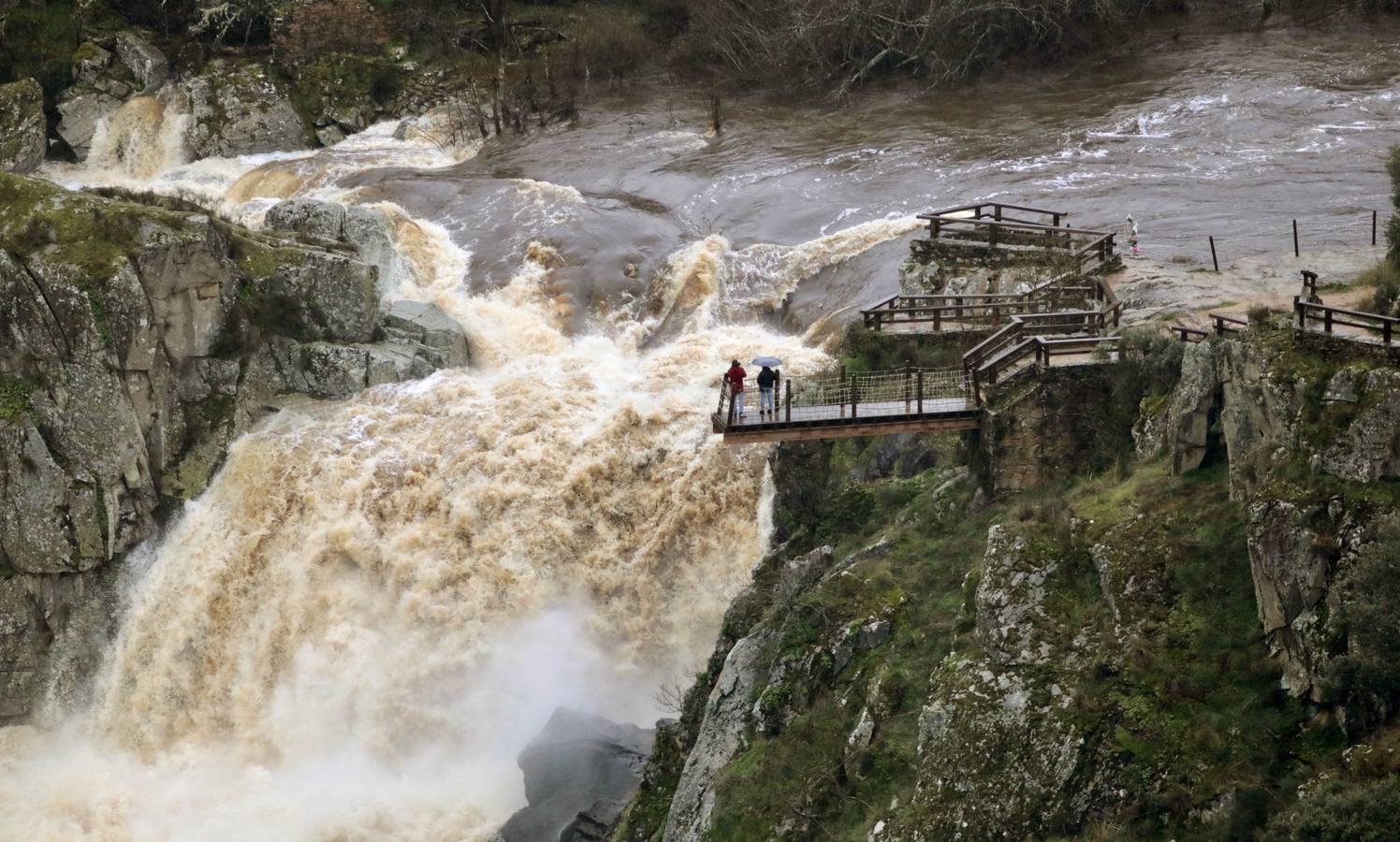 El Pozo de los Humos desde la localidad salmantina de Pereña espectacular aumento de caudal con las lluvias