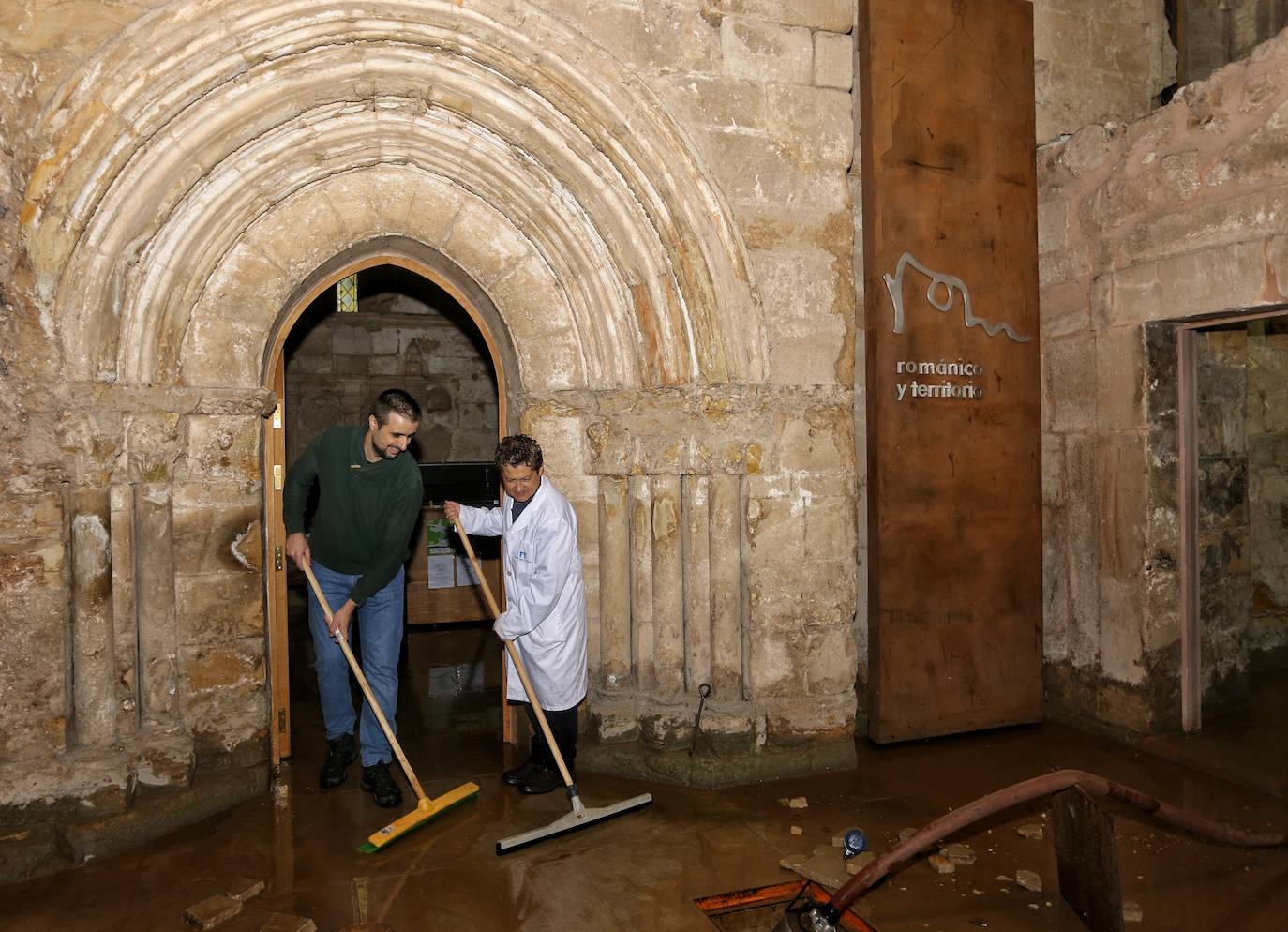 Achicando agua en el monasterio de Santa María la Real de Aguilar de Campoo y en Palencia.