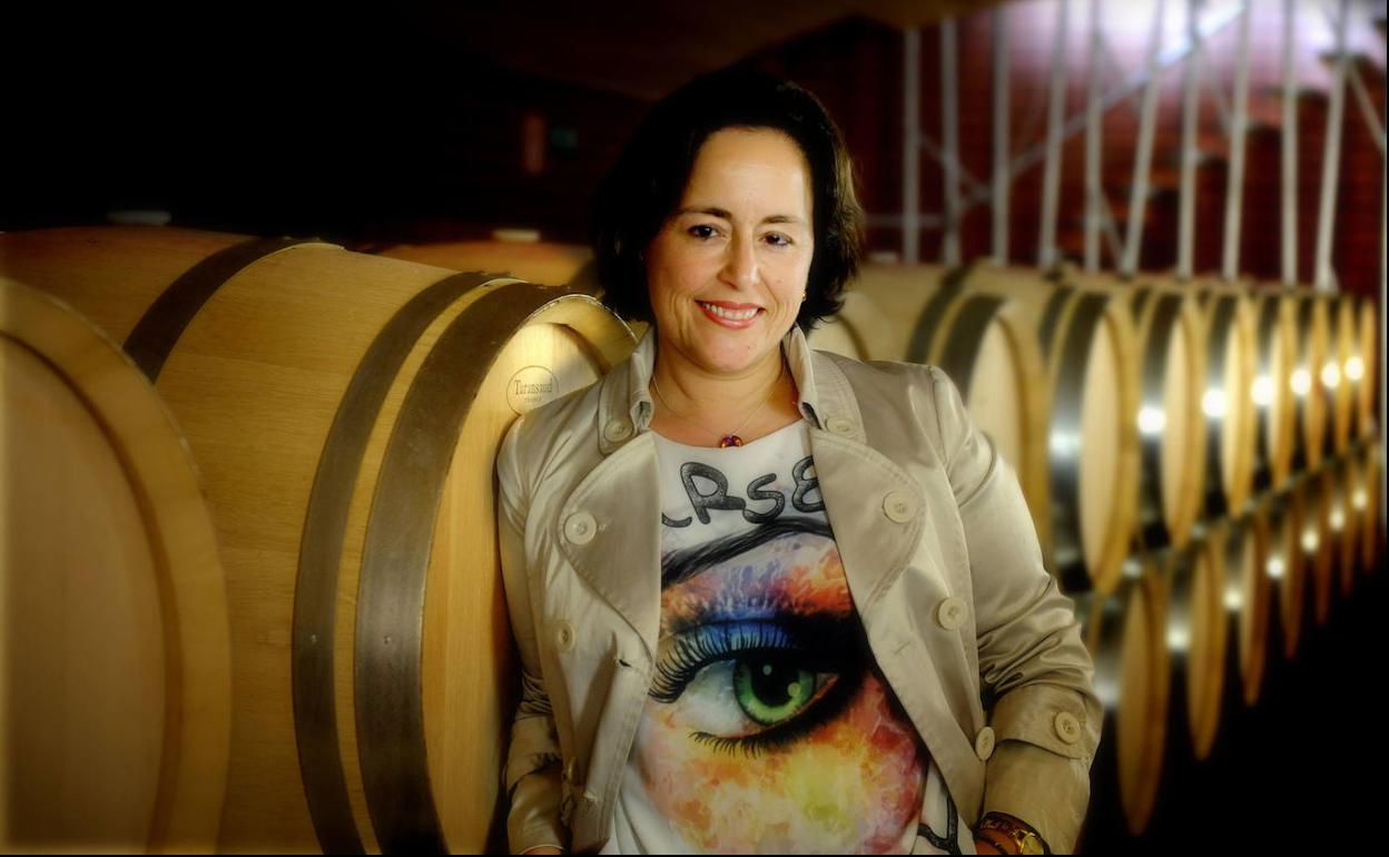 Begoña Jovellar, presidenta de la Asociación de Castilla y León de Enólogos, en la sala de barricas de Vega Sicilia. 