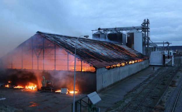 La nave, ardiendo esta mañana. 