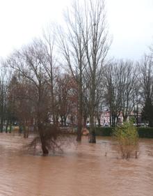 Imagen secundaria 2 - El Arlanzón, afluente del Pisuerga, baja su caudal en Burgos y vierte sus aguas al río de Valladolid