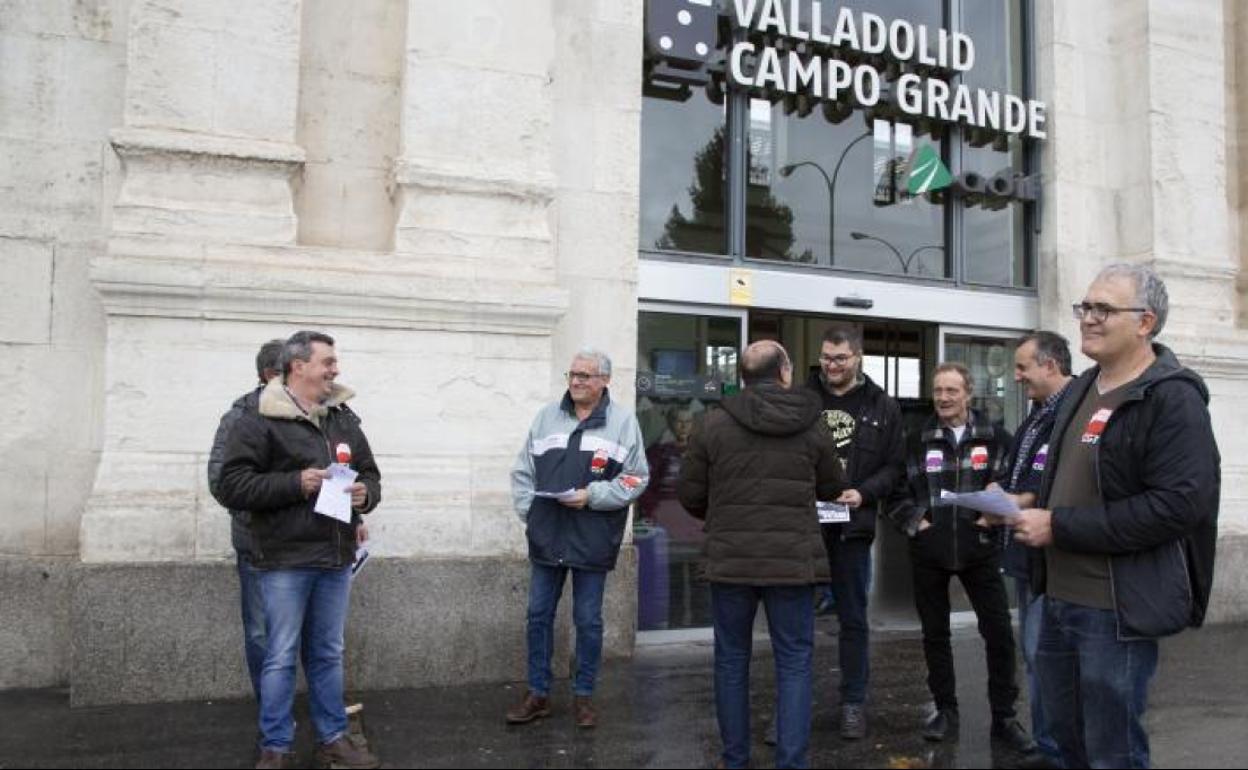 Delegados de CGT reparten información a los usuarios a la entrada de la estación de Renfe en Valladolid este viernes al mediodía. 