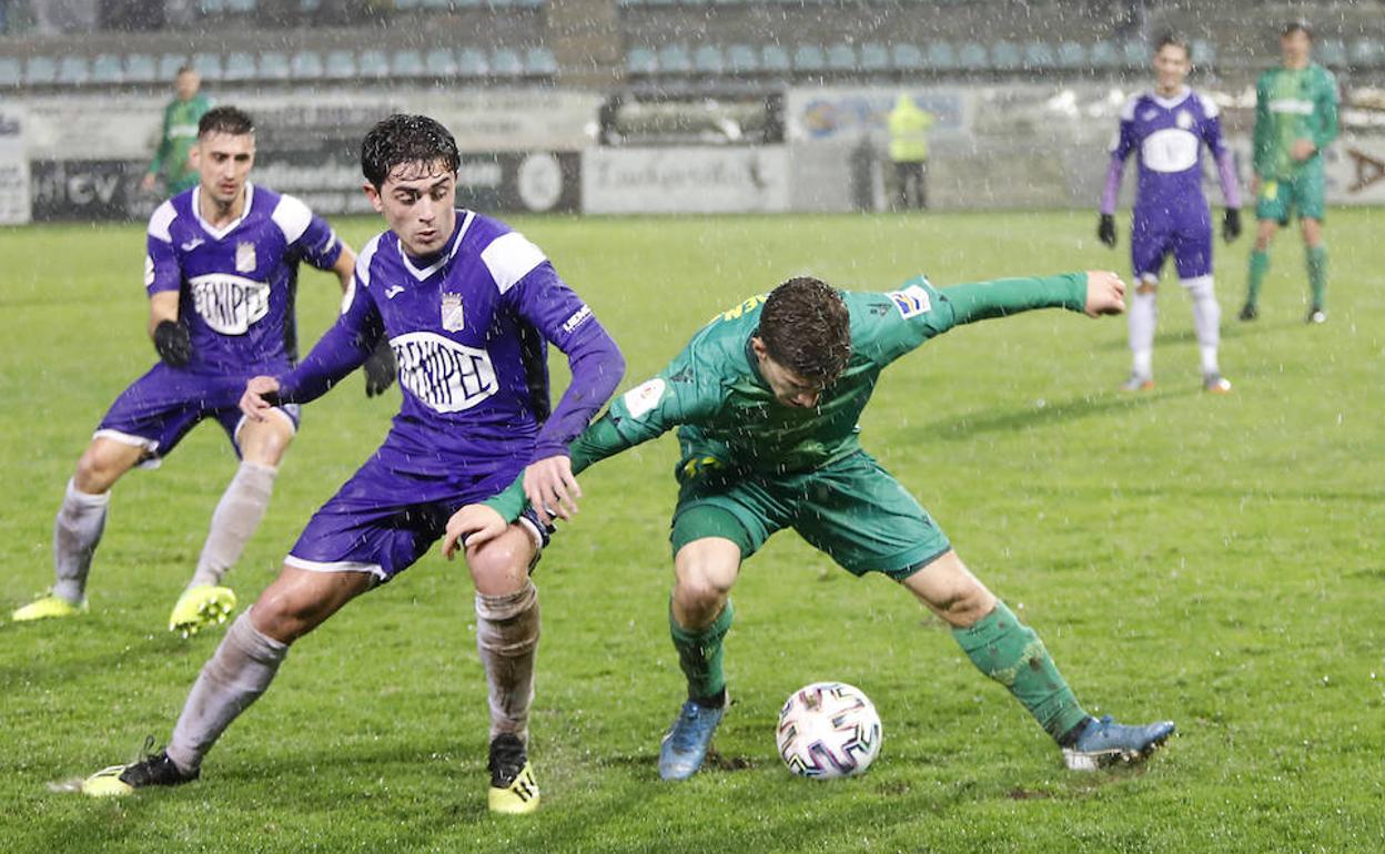 Una jugada del partido entre el Becerril y la Real Sociedad.