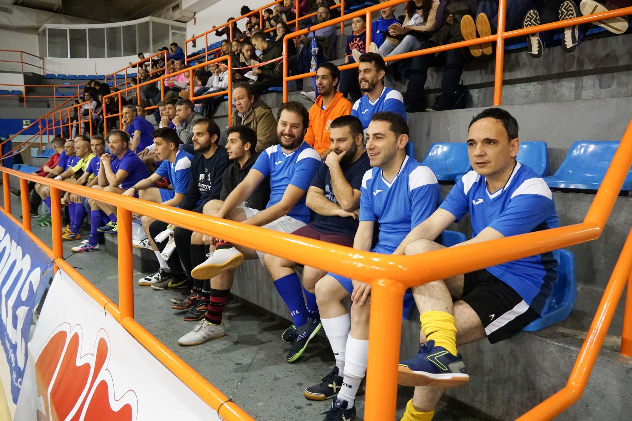 Los veteranos de la UD Salamanca, el Sol Fuerza, el Ribert, los equipos femeninos de la USAL, el Intersala y el CD Salamanca FF jugaron un torneo solidario en favor de Aviva en La Alamedilla. 