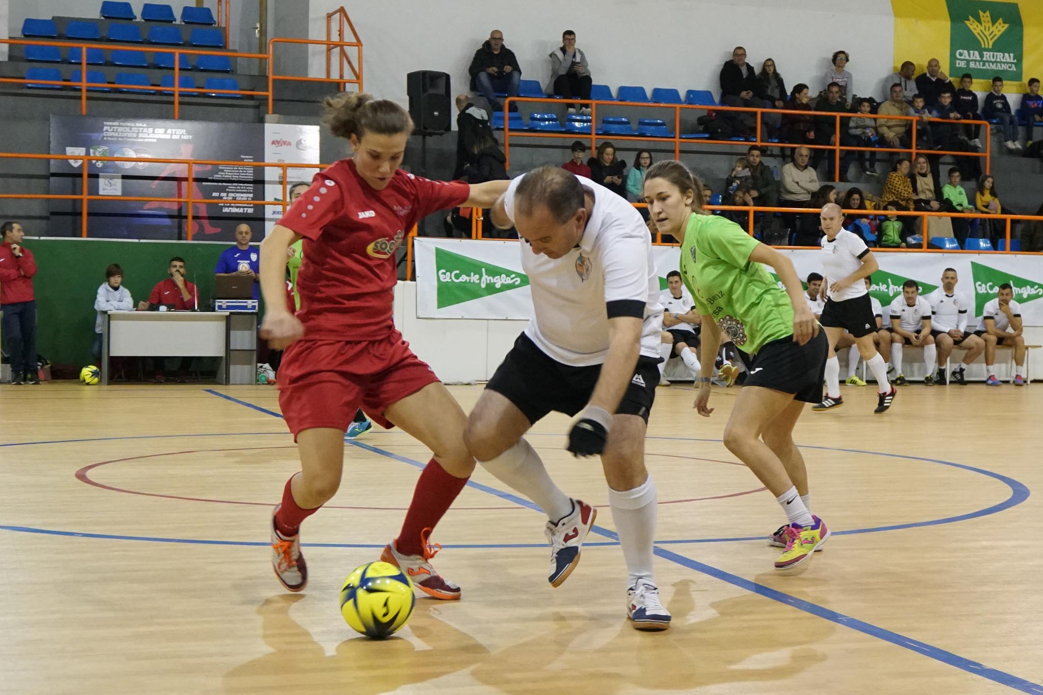 Los veteranos de la UD Salamanca, el Sol Fuerza, el Ribert, los equipos femeninos de la USAL, el Intersala y el CD Salamanca FF jugaron un torneo solidario en favor de Aviva en La Alamedilla. 