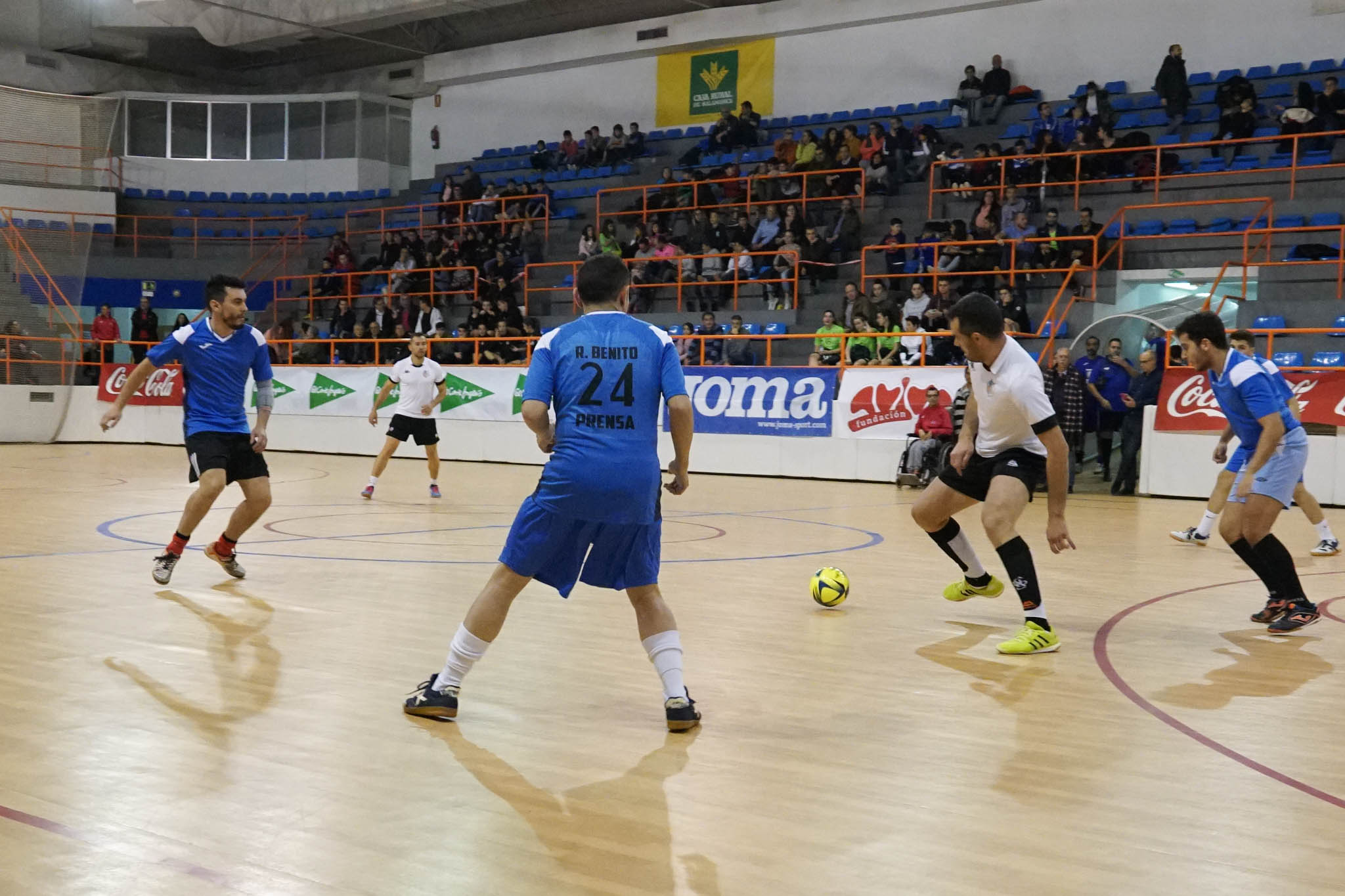 Los veteranos de la UD Salamanca, el Sol Fuerza, el Ribert, los equipos femeninos de la USAL, el Intersala y el CD Salamanca FF jugaron un torneo solidario en favor de Aviva en La Alamedilla. 