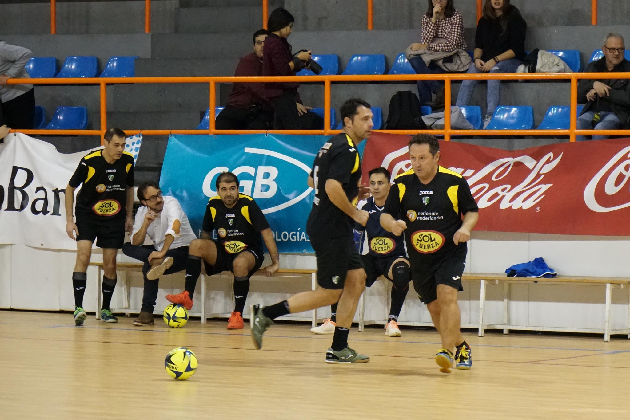 Los veteranos de la UD Salamanca, el Sol Fuerza, el Ribert, los equipos femeninos de la USAL, el Intersala y el CD Salamanca FF jugaron un torneo solidario en favor de Aviva en La Alamedilla. 