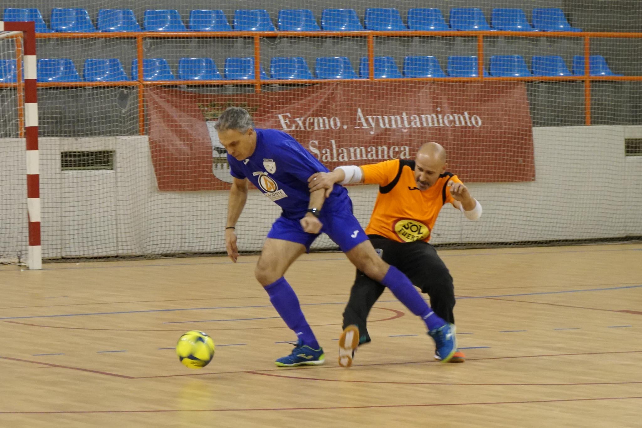 Los veteranos de la UD Salamanca, el Sol Fuerza, el Ribert, los equipos femeninos de la USAL, el Intersala y el CD Salamanca FF jugaron un torneo solidario en favor de Aviva en La Alamedilla. 