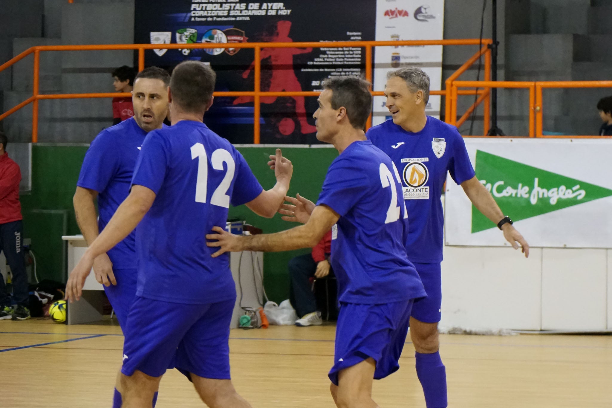 Los veteranos de la UD Salamanca, el Sol Fuerza, el Ribert, los equipos femeninos de la USAL, el Intersala y el CD Salamanca FF jugaron un torneo solidario en favor de Aviva en La Alamedilla. 