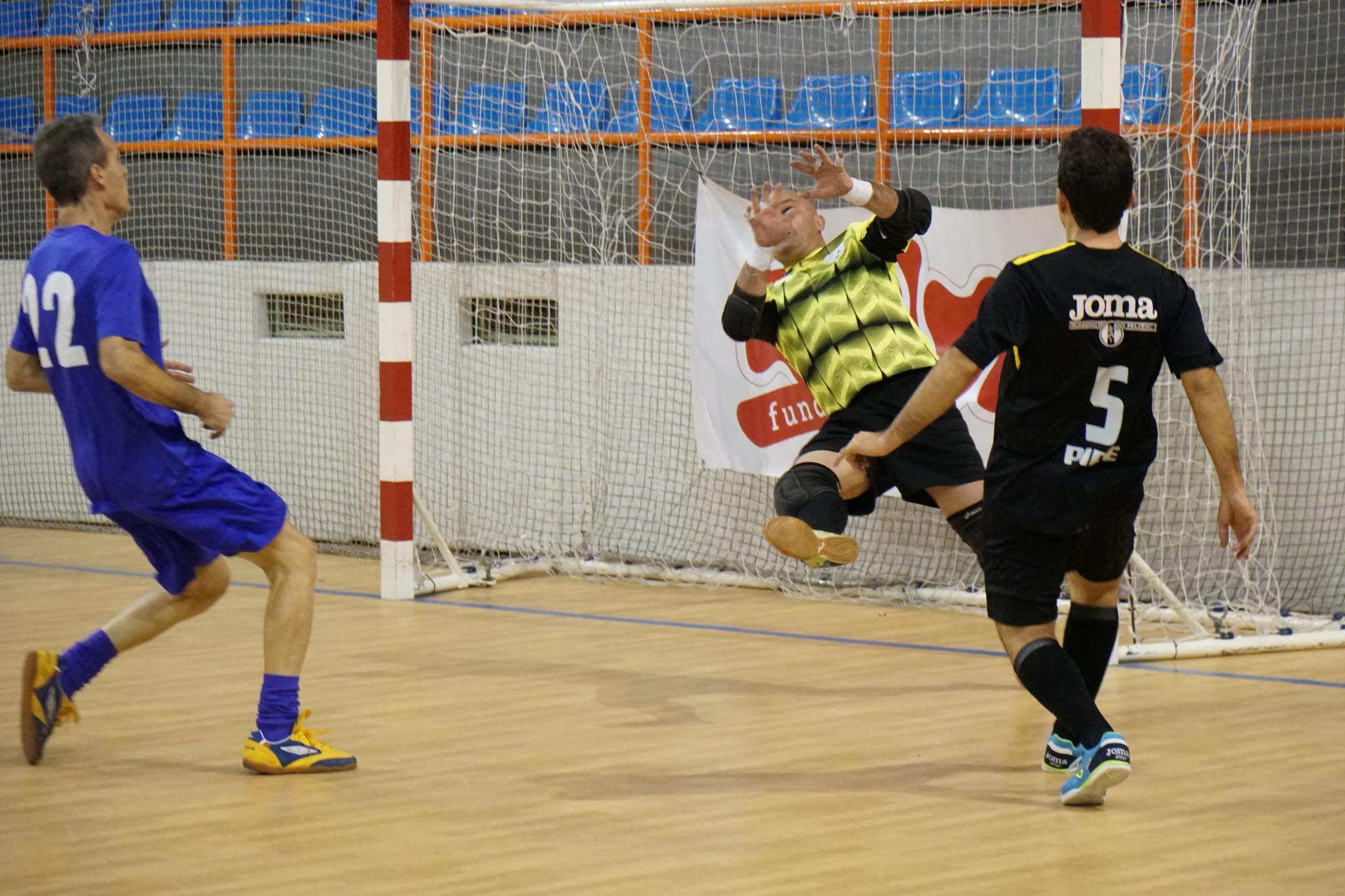 Los veteranos de la UD Salamanca, el Sol Fuerza, el Ribert, los equipos femeninos de la USAL, el Intersala y el CD Salamanca FF jugaron un torneo solidario en favor de Aviva en La Alamedilla. 