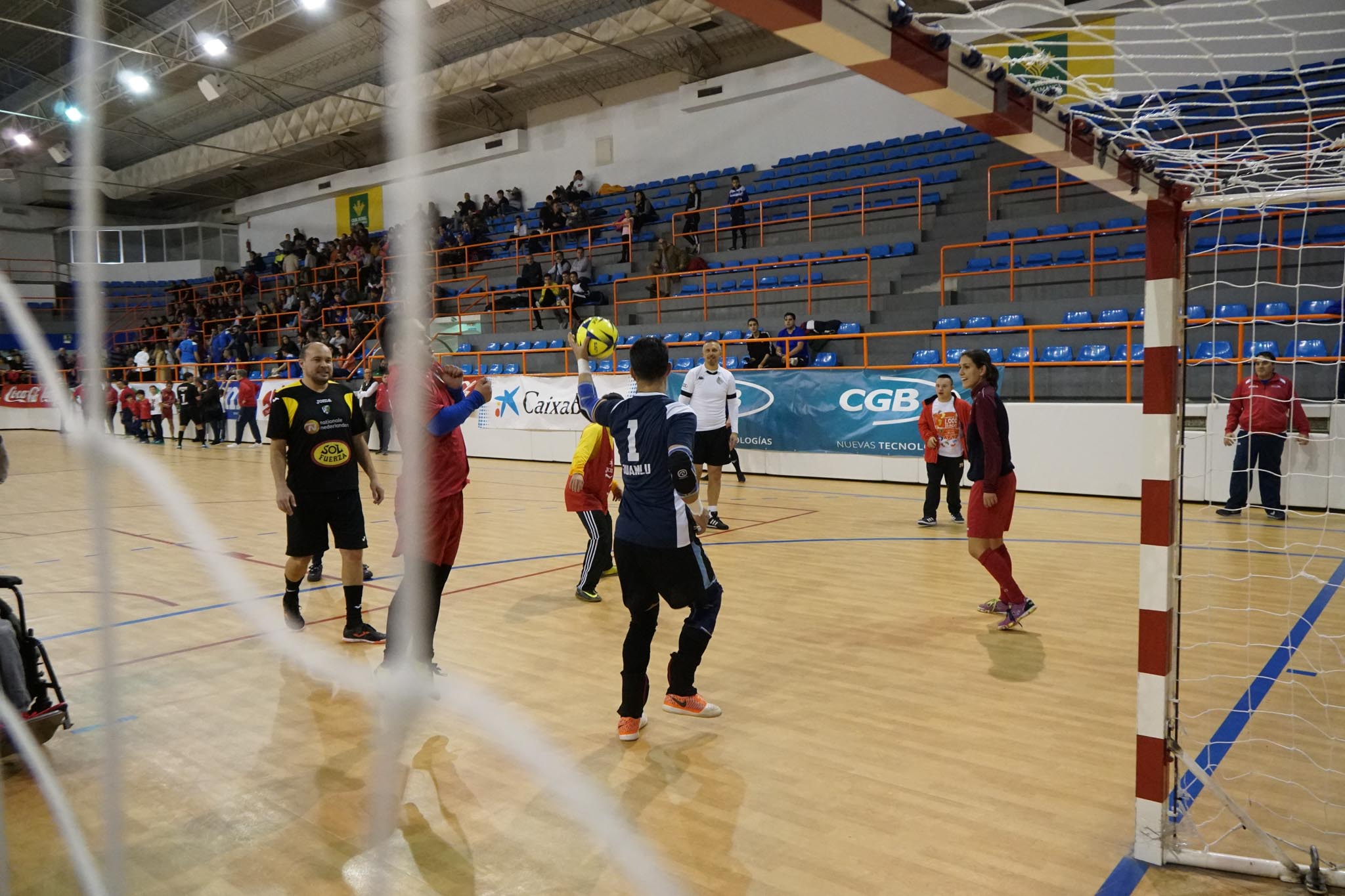 Los veteranos de la UD Salamanca, el Sol Fuerza, el Ribert, los equipos femeninos de la USAL, el Intersala y el CD Salamanca FF jugaron un torneo solidario en favor de Aviva en La Alamedilla. 