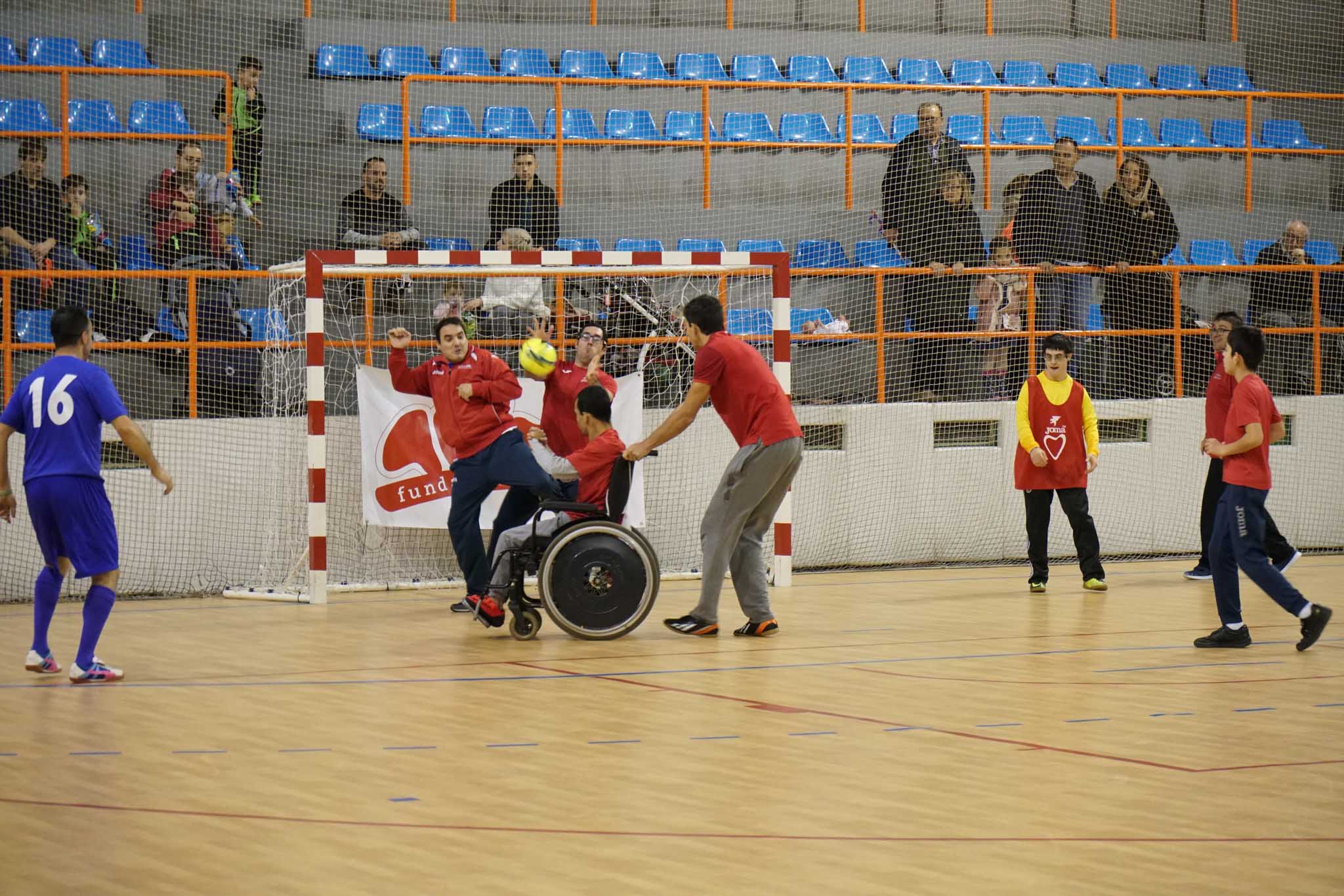 Los veteranos de la UD Salamanca, el Sol Fuerza, el Ribert, los equipos femeninos de la USAL, el Intersala y el CD Salamanca FF jugaron un torneo solidario en favor de Aviva en La Alamedilla. 