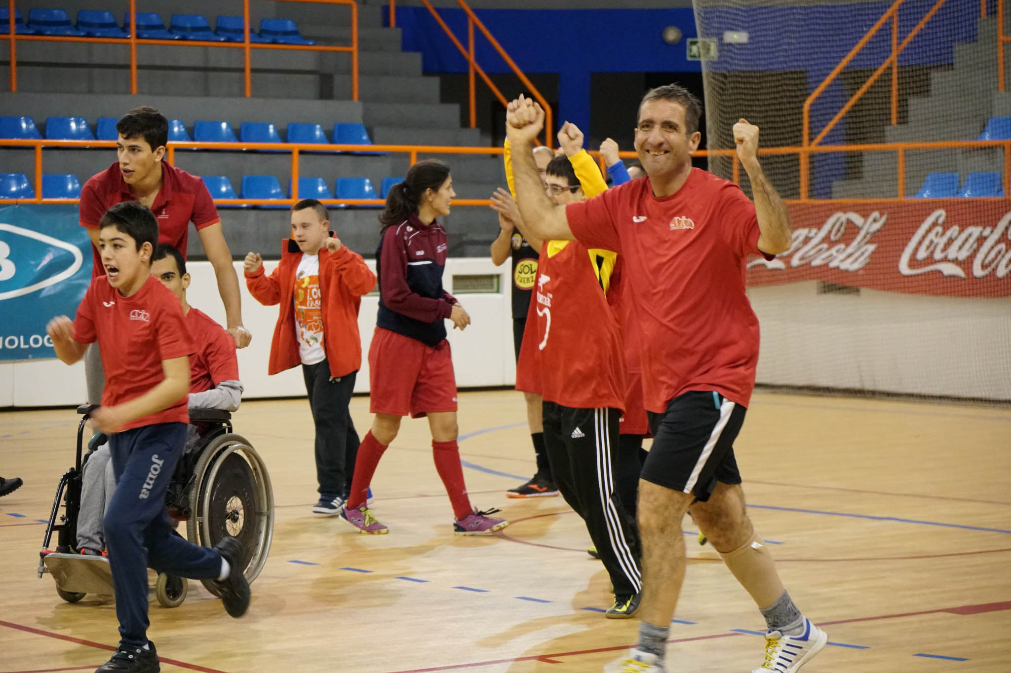 Los veteranos de la UD Salamanca, el Sol Fuerza, el Ribert, los equipos femeninos de la USAL, el Intersala y el CD Salamanca FF jugaron un torneo solidario en favor de Aviva en La Alamedilla. 