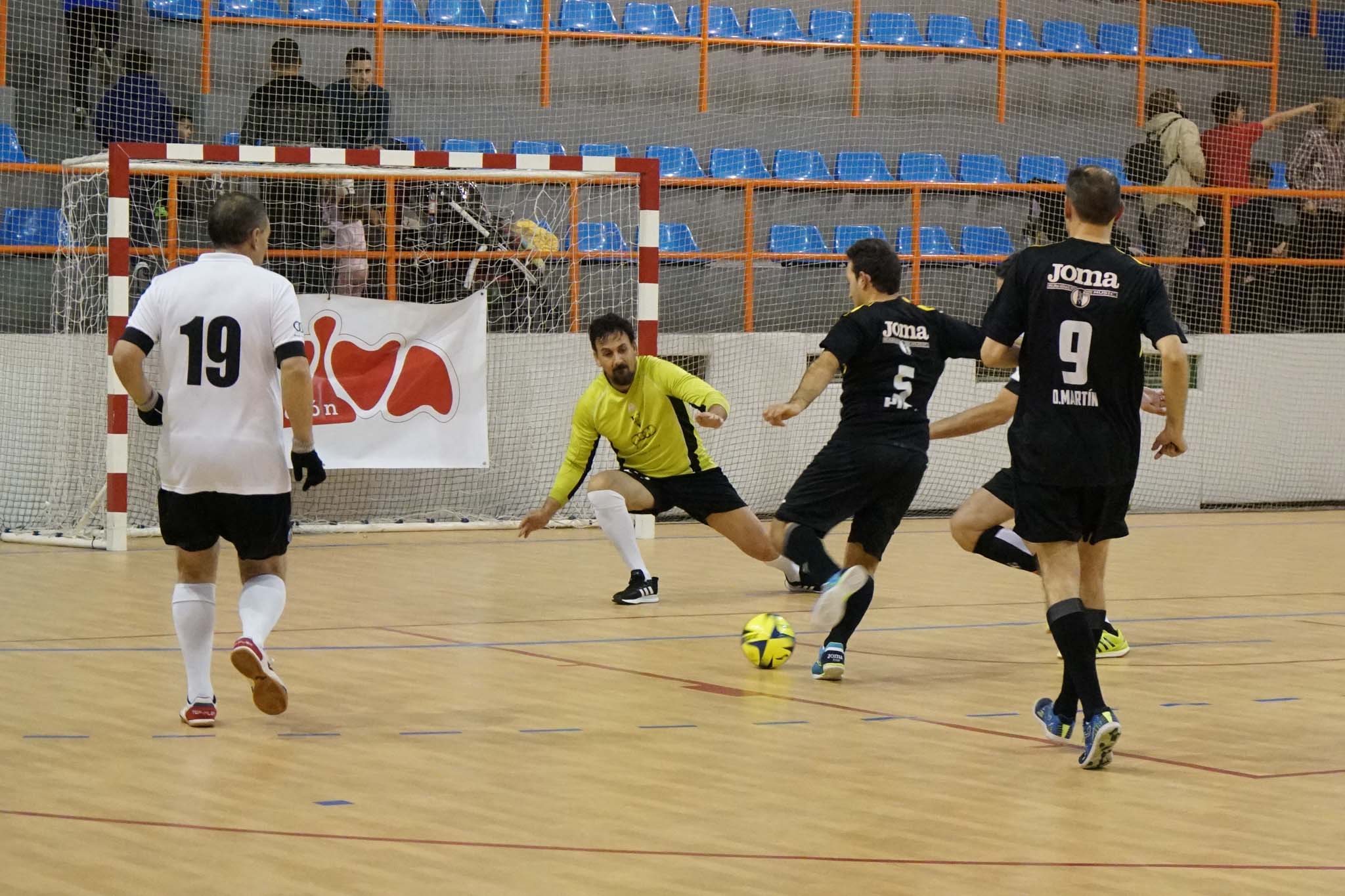 Los veteranos de la UD Salamanca, el Sol Fuerza, el Ribert, los equipos femeninos de la USAL, el Intersala y el CD Salamanca FF jugaron un torneo solidario en favor de Aviva en La Alamedilla. 