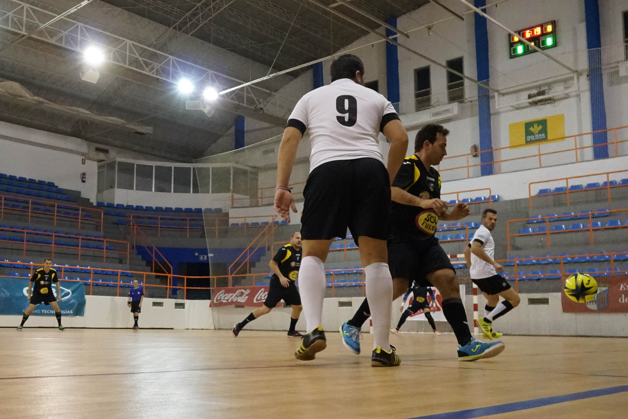 Los veteranos de la UD Salamanca, el Sol Fuerza, el Ribert, los equipos femeninos de la USAL, el Intersala y el CD Salamanca FF jugaron un torneo solidario en favor de Aviva en La Alamedilla. 