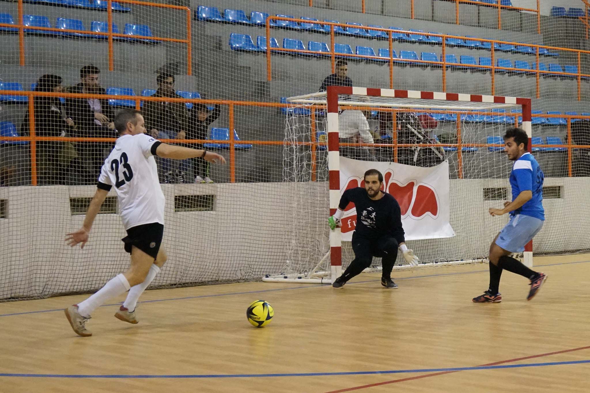 Los veteranos de la UD Salamanca, el Sol Fuerza, el Ribert, los equipos femeninos de la USAL, el Intersala y el CD Salamanca FF jugaron un torneo solidario en favor de Aviva en La Alamedilla. 