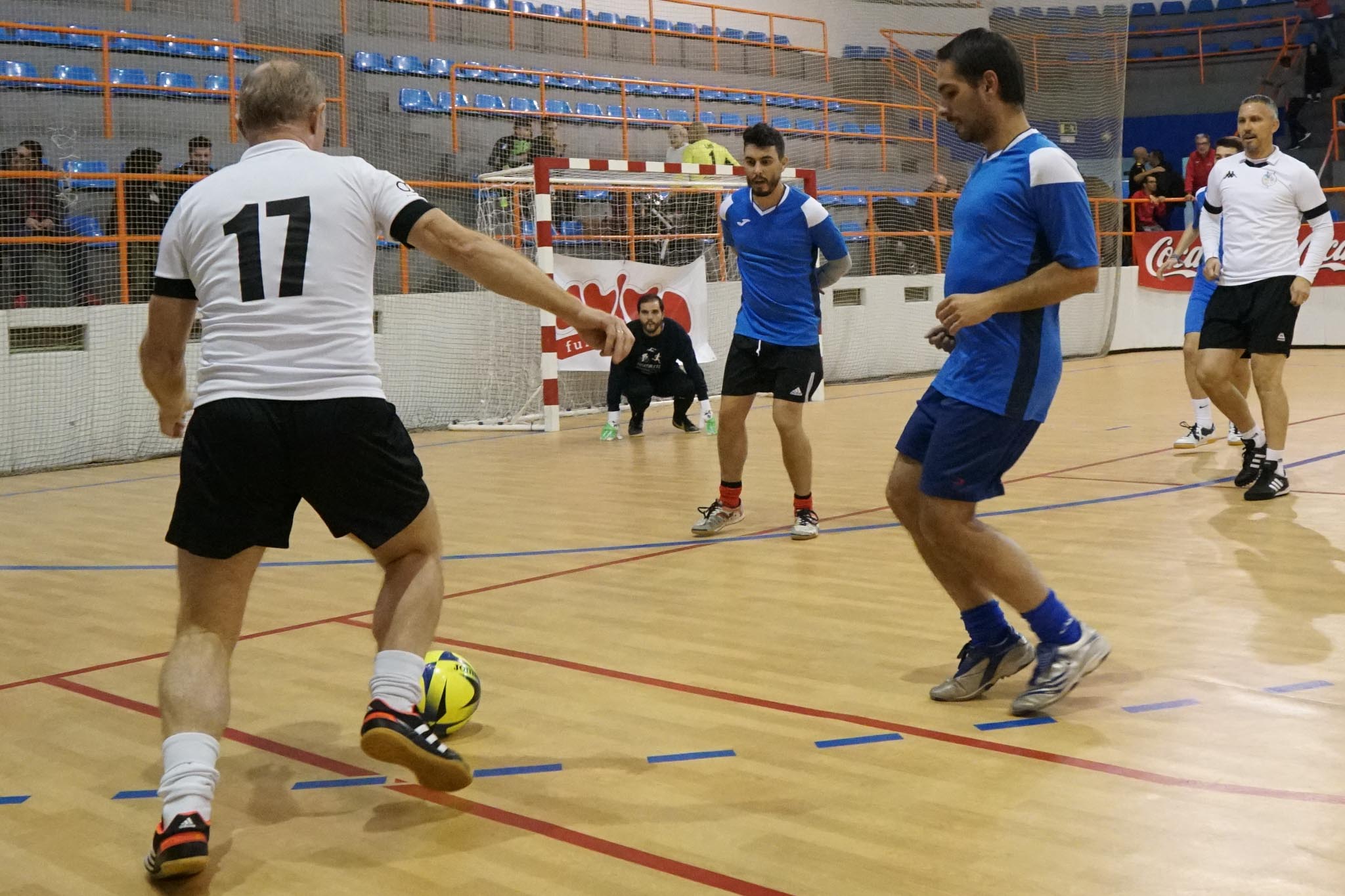 Los veteranos de la UD Salamanca, el Sol Fuerza, el Ribert, los equipos femeninos de la USAL, el Intersala y el CD Salamanca FF jugaron un torneo solidario en favor de Aviva en La Alamedilla. 