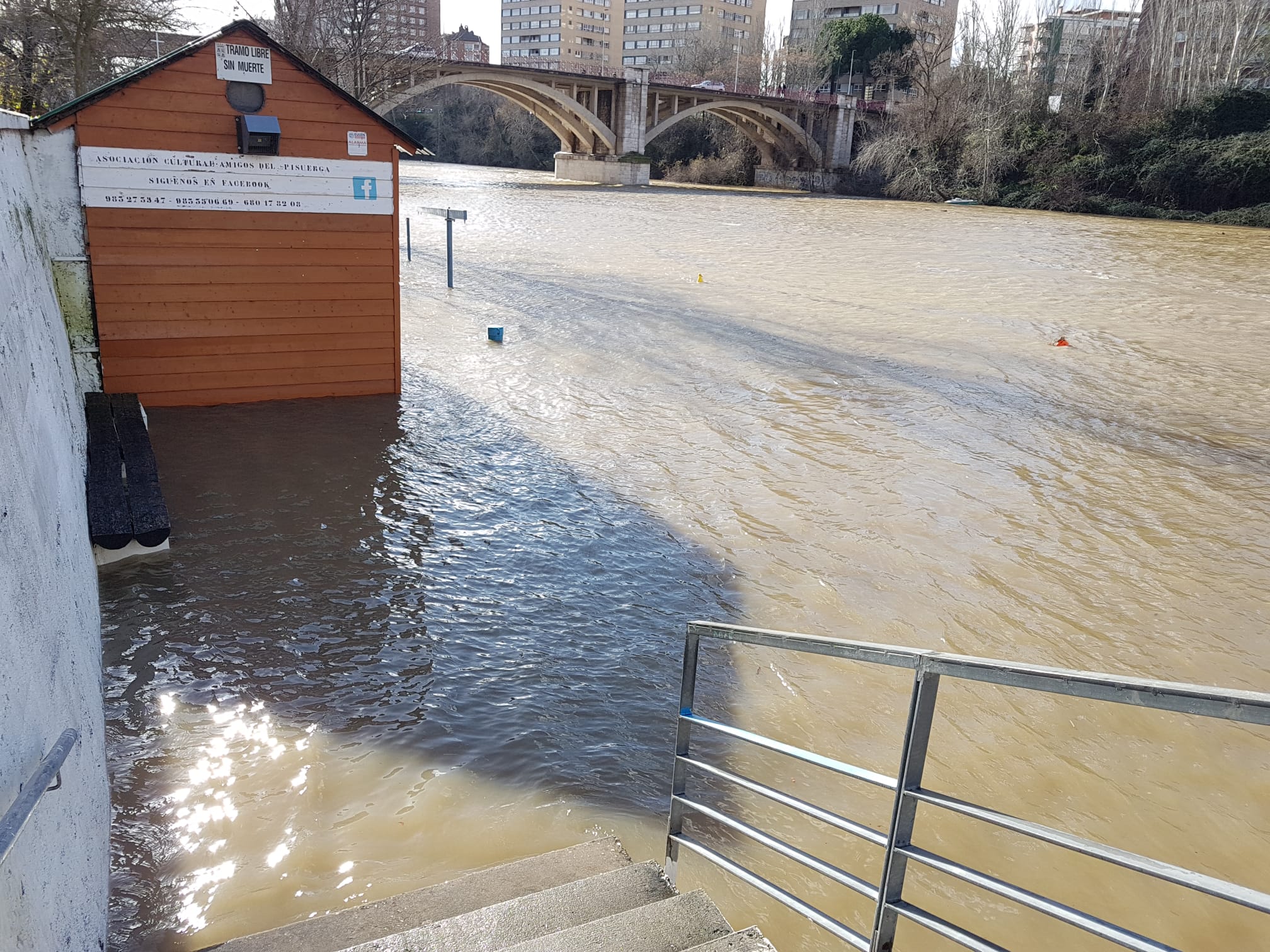 La CHD advierte de una importante crecida del río en la capital debido al elevado caudal que arrastra, el Pisuerga y sus afluentes desde las provincias de Palencia y Burgos. 