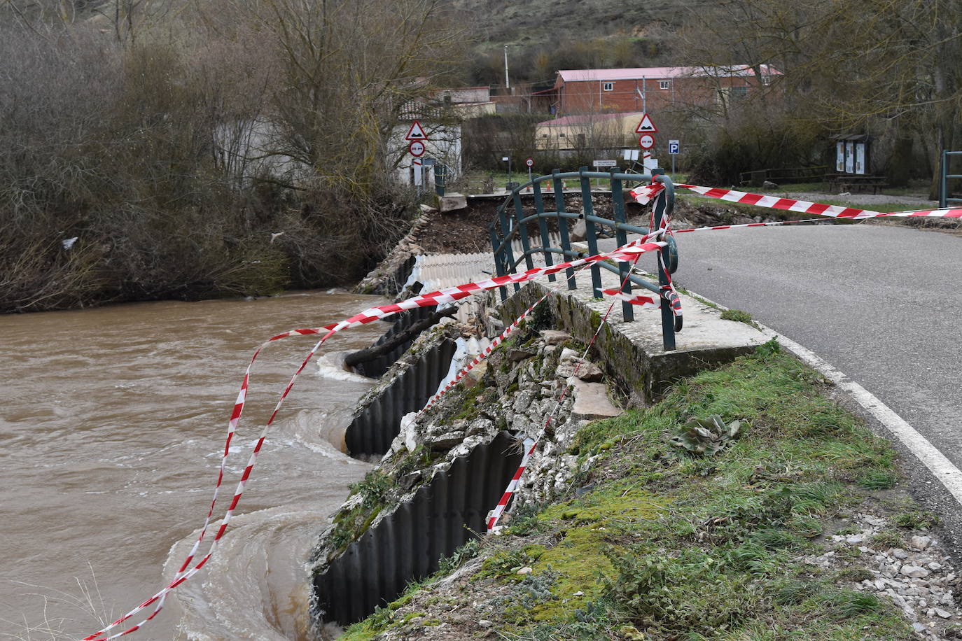 Estado del puente de Villaescusa de las Torres tras la crecida.