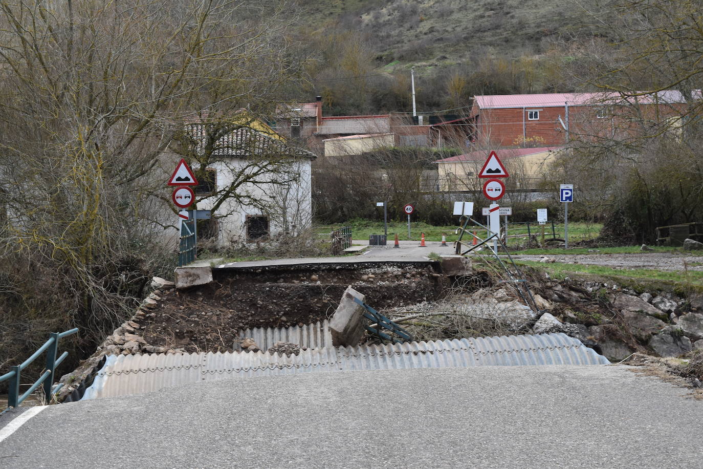 Estado del puente de Villaescusa de las Torres tras la crecida.