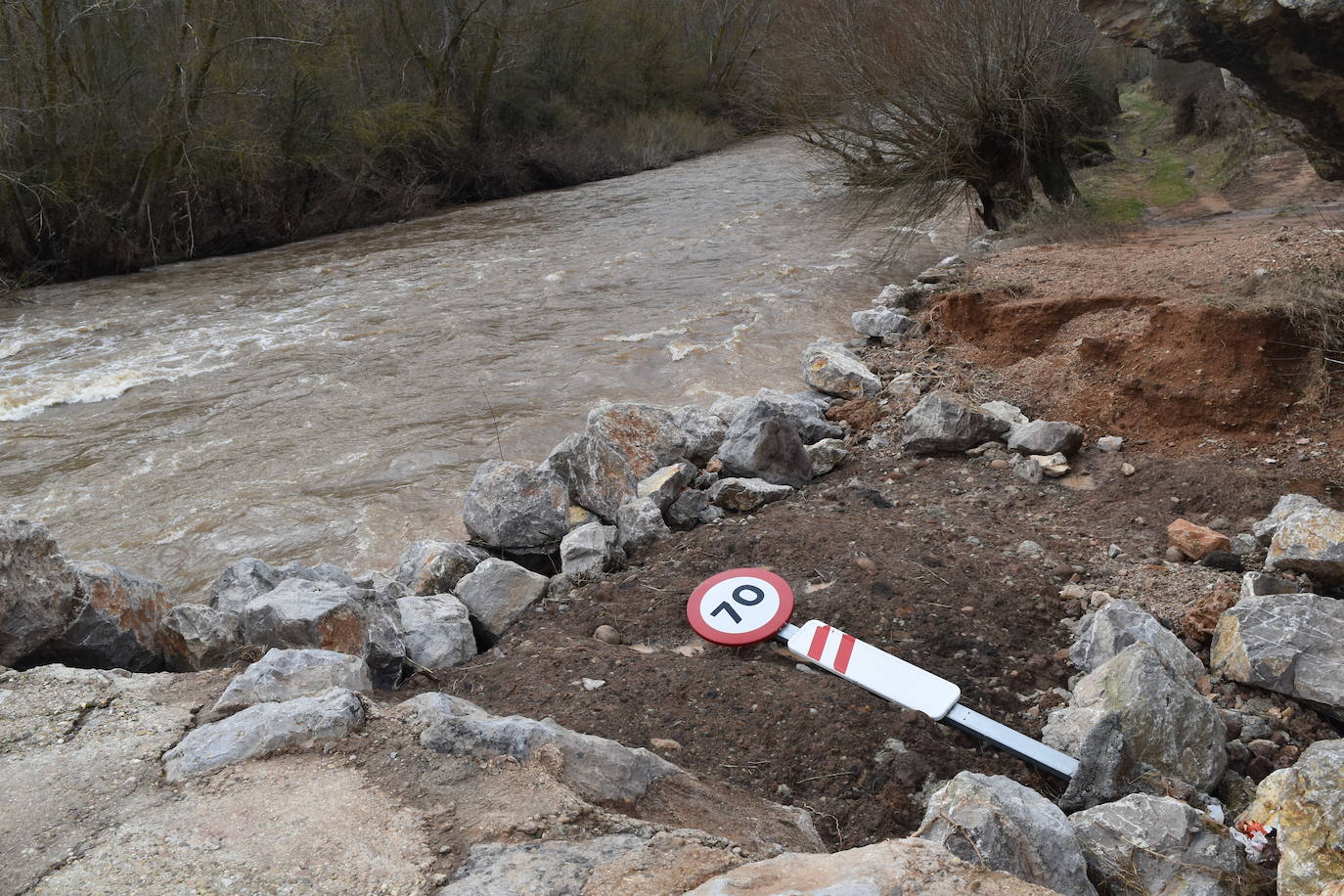 Estado del puente de Villaescusa de las Torres tras la crecida.