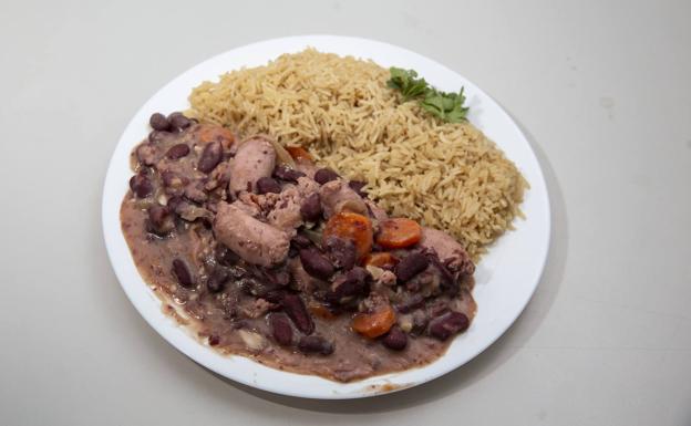 Arroz con feijoada, típico de Angola con influencias de Portugal y Brasil. 