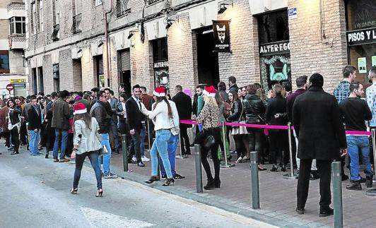 Una larga cola para entrar a uno de los locales de ocio en la tardebuena de Murcia.