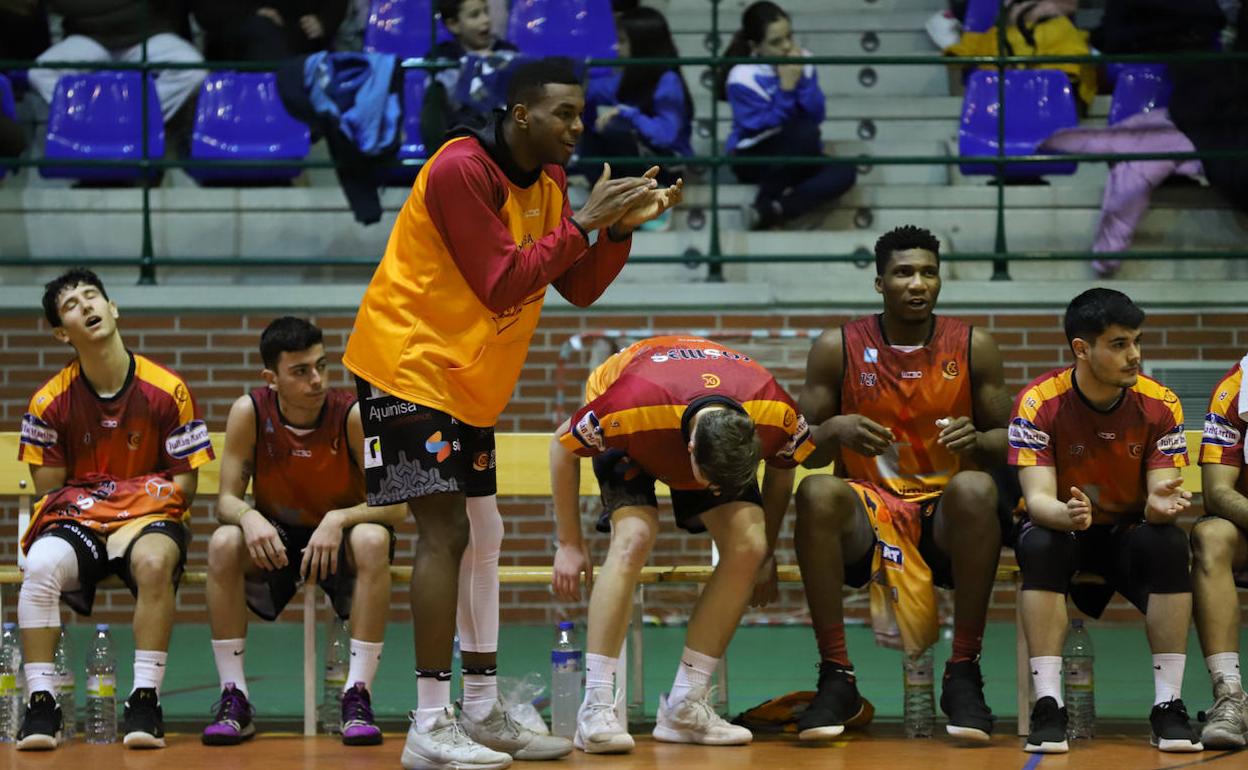 Varios jugadores de Aquimisa aplauden a sus compañeros desde el banquillo. 