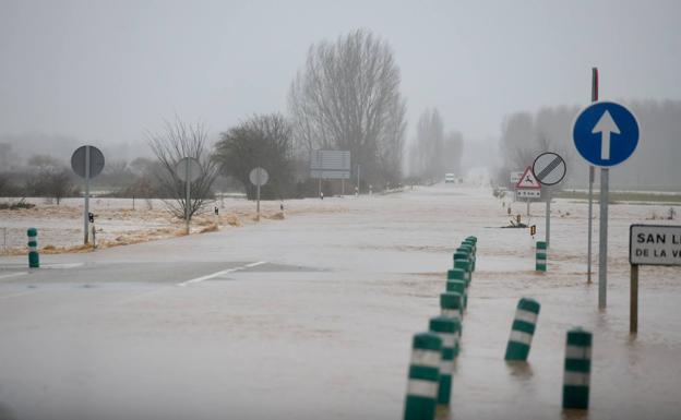 N120 cortada por inundaciones en Melgar de Fernamental, Burgos, ayer. 