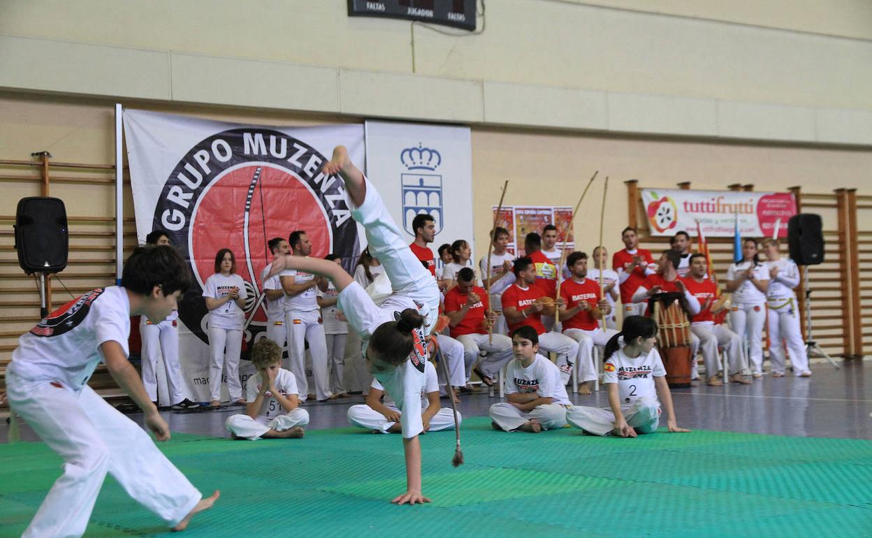 Uno de los combates de capoeira, en el pabellón Enrique Serichol. 