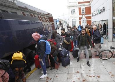 Imagen secundaria 1 - A la derecha, los pasajeros de los trenes afectados se bajan de los autobuses para retomar su viaje desde la estación de Adif de Palencia. , y a la izquierda, pañales llenos de barro, en la residencia de Barruelo. 