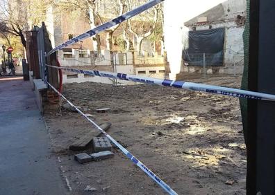 Imagen secundaria 1 - El acceso peatonal a las Moreras cortado (arriba), na tapia caída en la calle San Quirce (izquierda) y la caída del mástil de una antena la pasada madrugada en la calle Mota (derecha). 