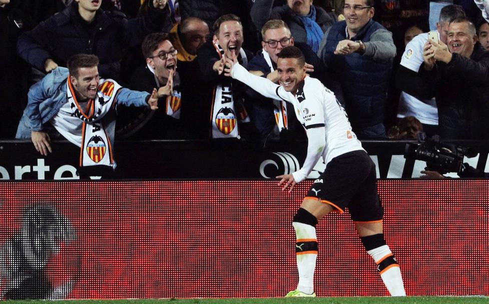 Rodrigo celebra con la grada su gol al Villarreal. 