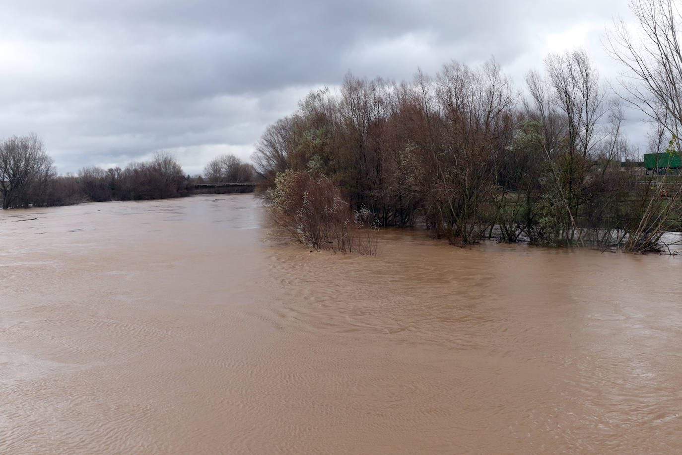 Fotos: El Pisuerga, a punto de inundar por completo el puente de Simancas