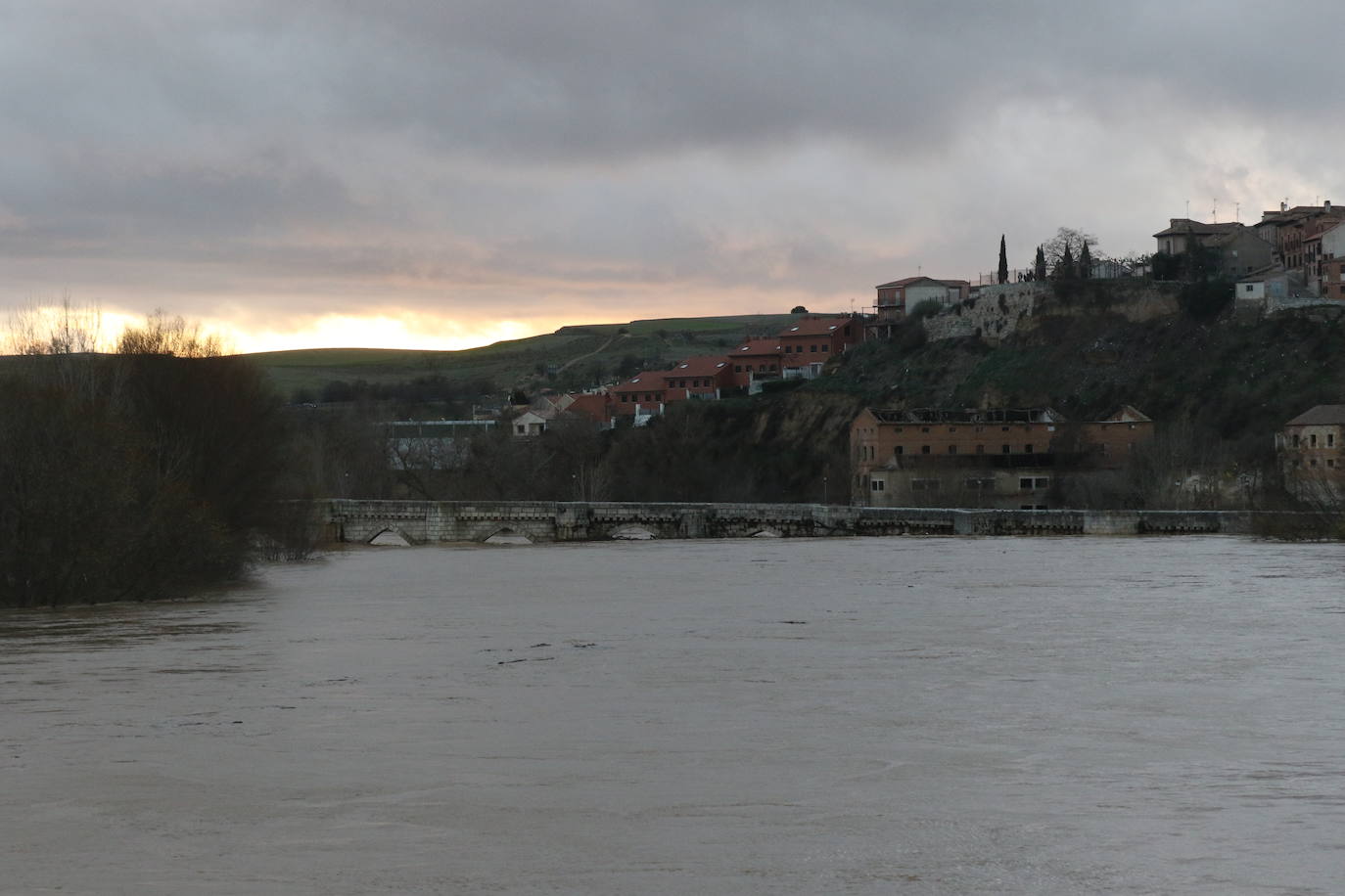 Fotos: El Pisuerga, a punto de inundar por completo el puente de Simancas