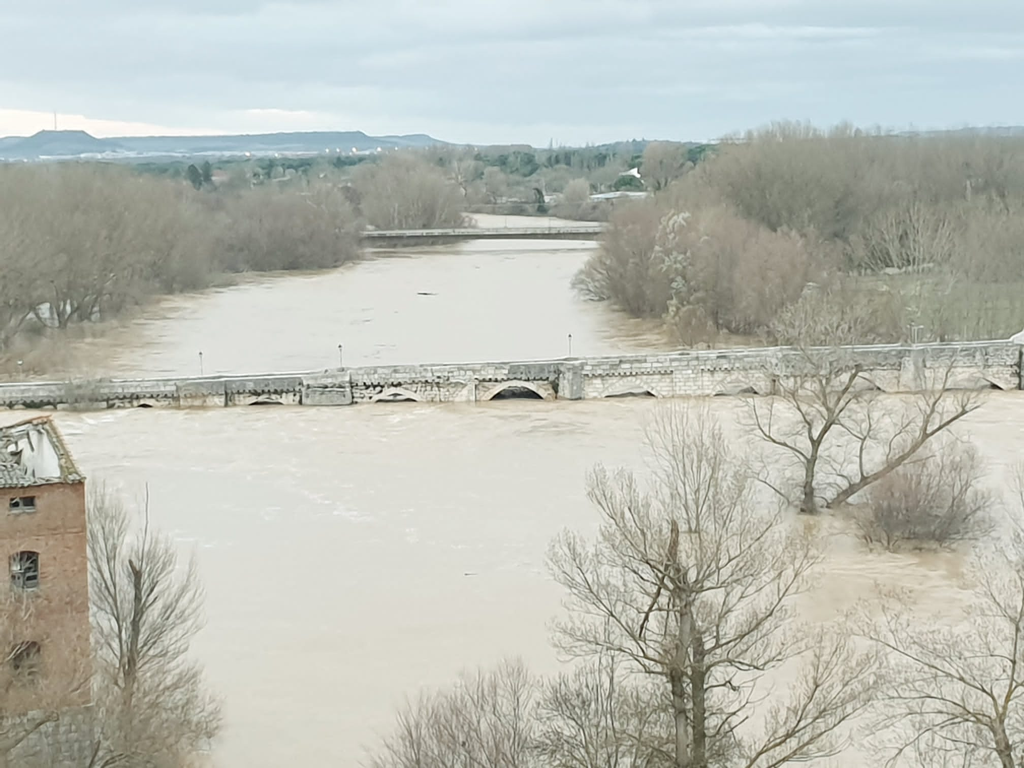 Fotos: El Pisuerga, a punto de inundar por completo el puente de Simancas