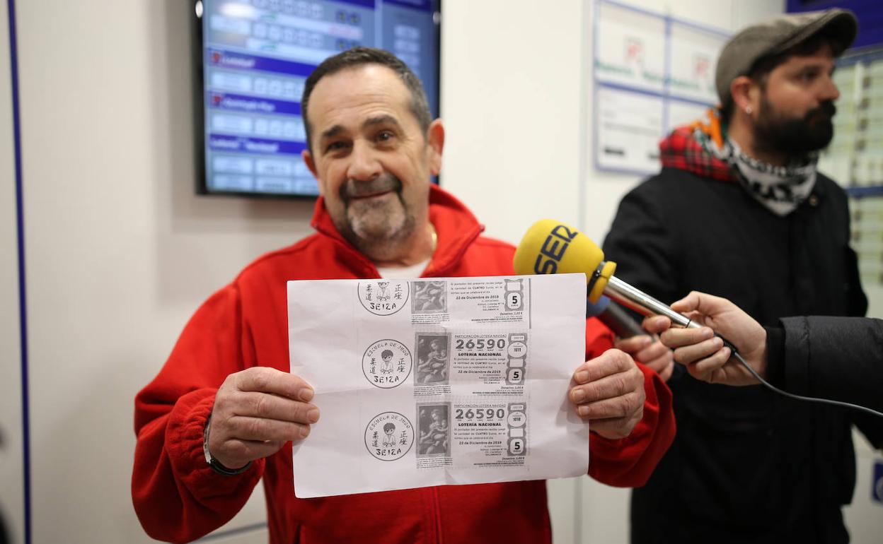 Uno de los agraciados de El Gordo de la Lotería de Navidad, en Salamanca. 