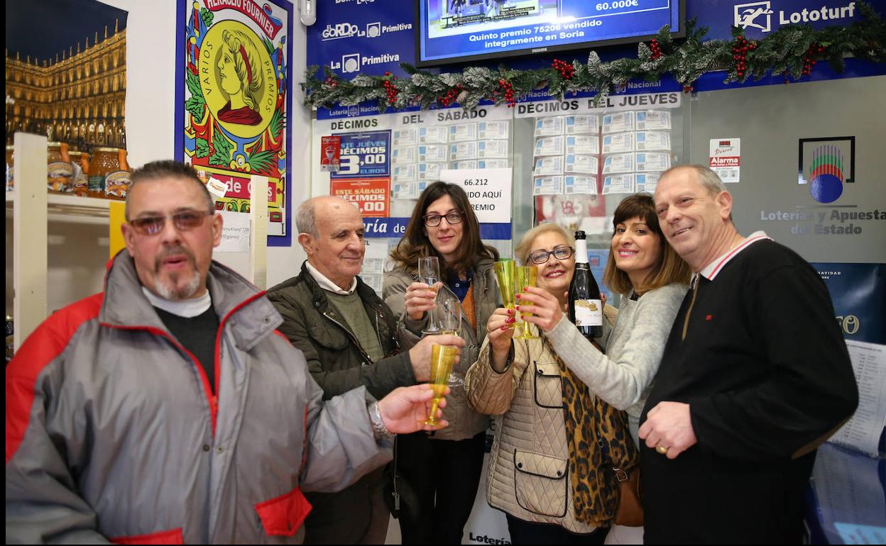 Brindis en el despacho As de Oros de Salamanca.