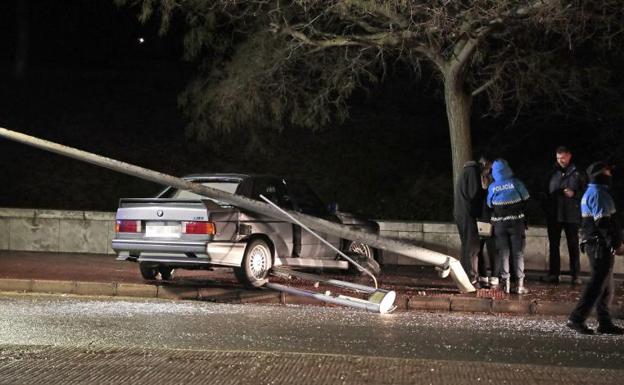 La farola cayó encima del coche, que fue retirado pasadas las 23 horas con una grúa de asistencia. 