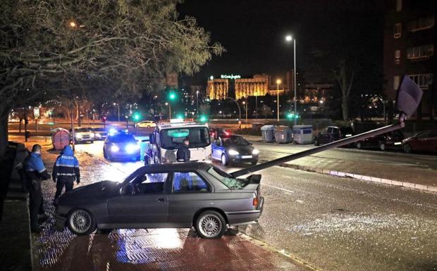 Imagen de cómo quedó el turismo en la calle Doctor Villacián, con los agentes interviniendo. 