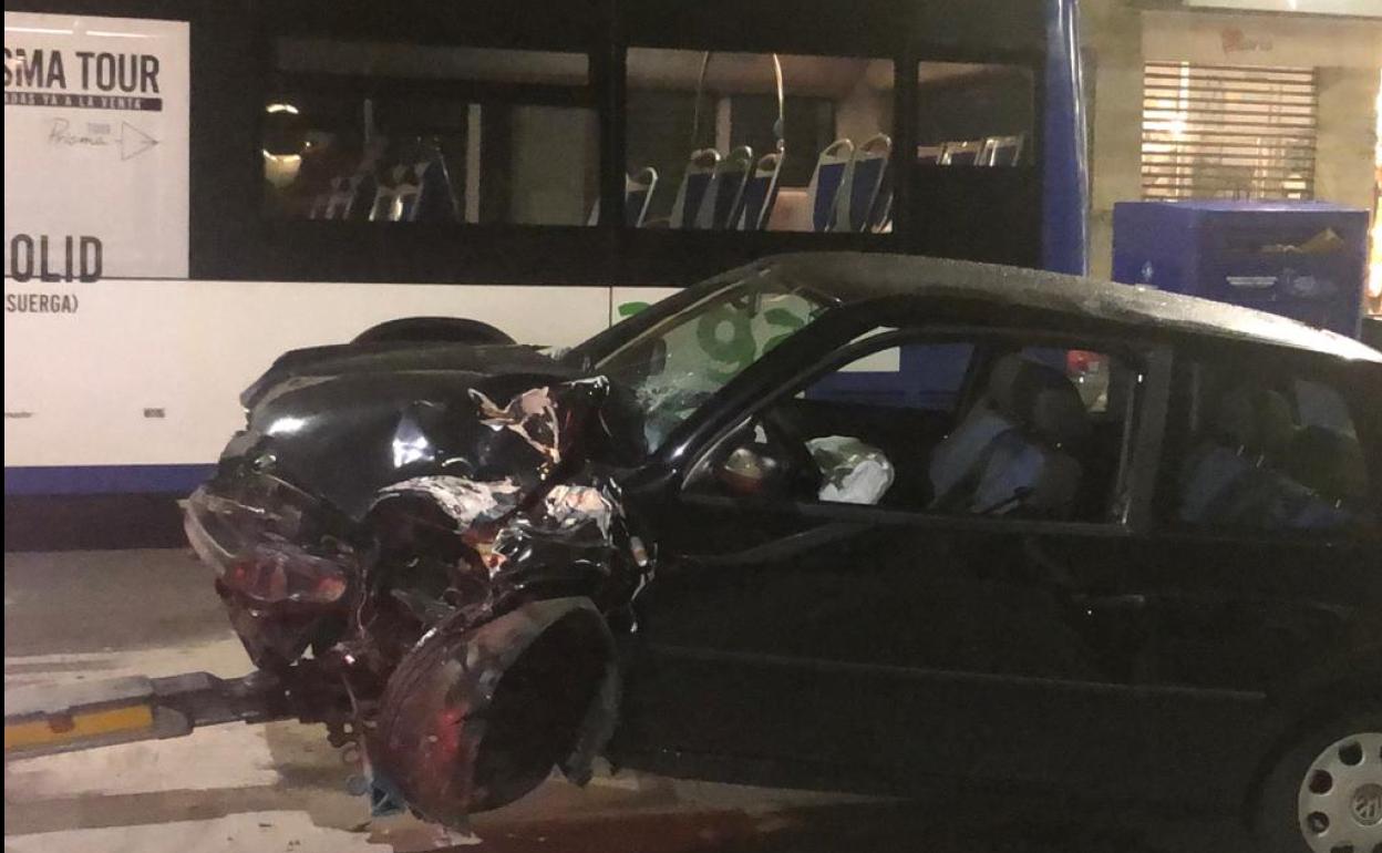 Imagen del coche accidentado en la avenida de Segovia.