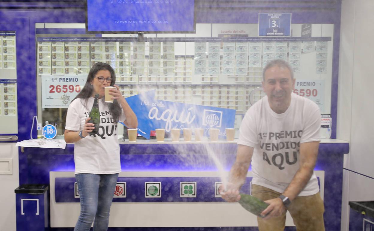 Los loteros Mercedes Micó y Fernando Petisco celebran El Gordo vendido en su administración, en Salamanca. 