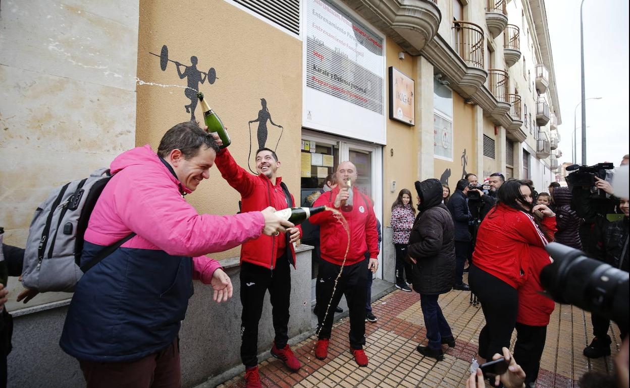 Celebraciones a la puerta de la escuela de judo Seiza.