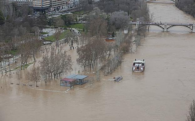 Las pistas deportivas de las Moreras, desde el Duque de Lerma. 