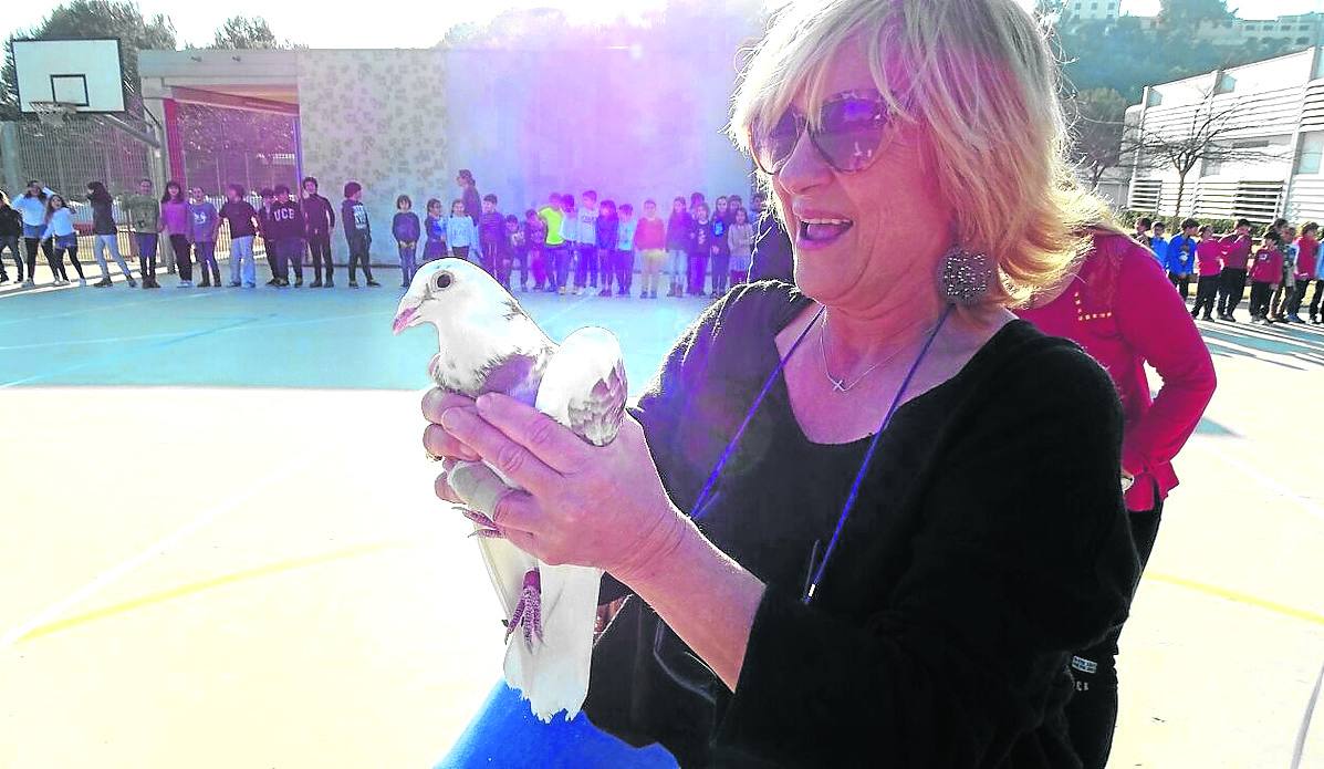 Montse, en un acto por la paz, con una paloma entre las manos. 