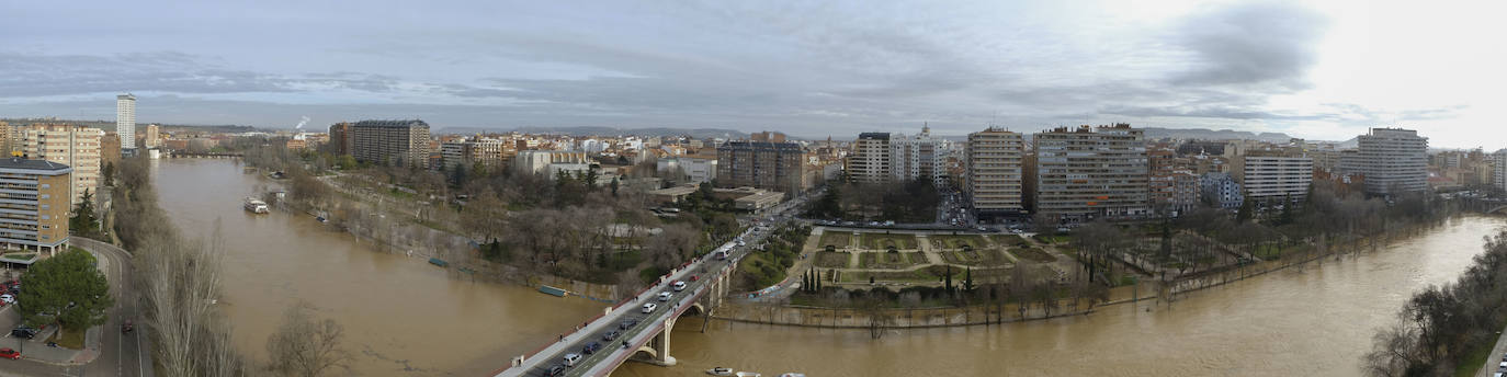 Estado del río Pisuerga a su paso por Valladolid capital este lunes 23 de diciembre por la mañana. 